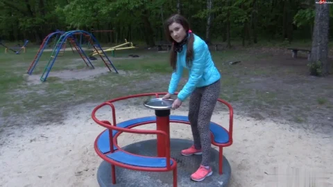 Teeny-Winnie18_-_PUBLIC_PISSEN_AUF_DEM_SPIELPLATZ
