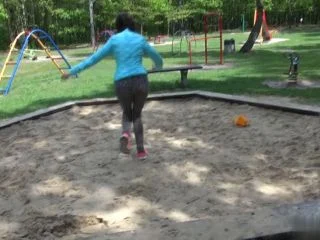 Teeny-Winnie18 – PUBLIC PISSEN AUF DEM SPIELPLATZ screenshot 1