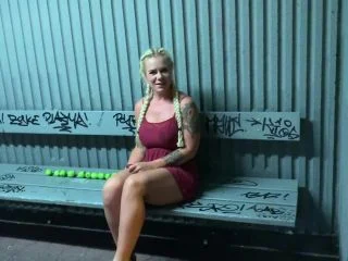 Railway Track Piss Shit – Pissbattle On The Platform With Apple Birth From The Cunt screenshot 3