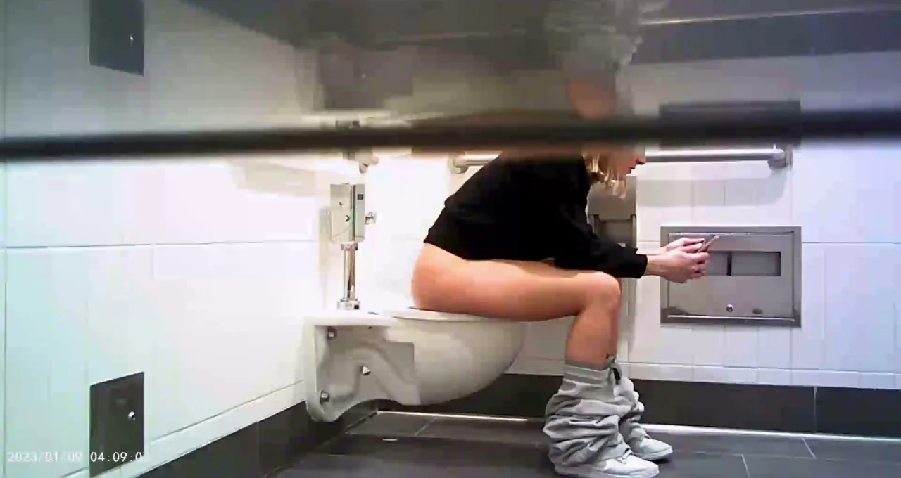 Hot Girls On Student Toilet 4