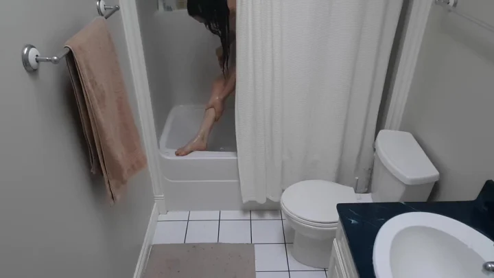 Hazelsimone – Teenage Sister Bathroom Spy Cam