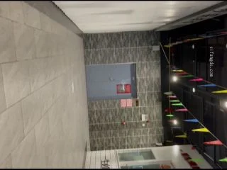 Womens Restroom Sneaks Into The Food Court screenshot 1