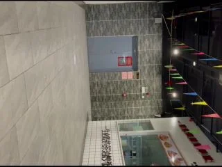 Womens Restroom Sneaks Into The Food Court screenshot 2