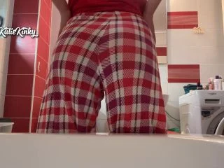 KatieKinky – Pooping And Peeing In The Tub screenshot 1