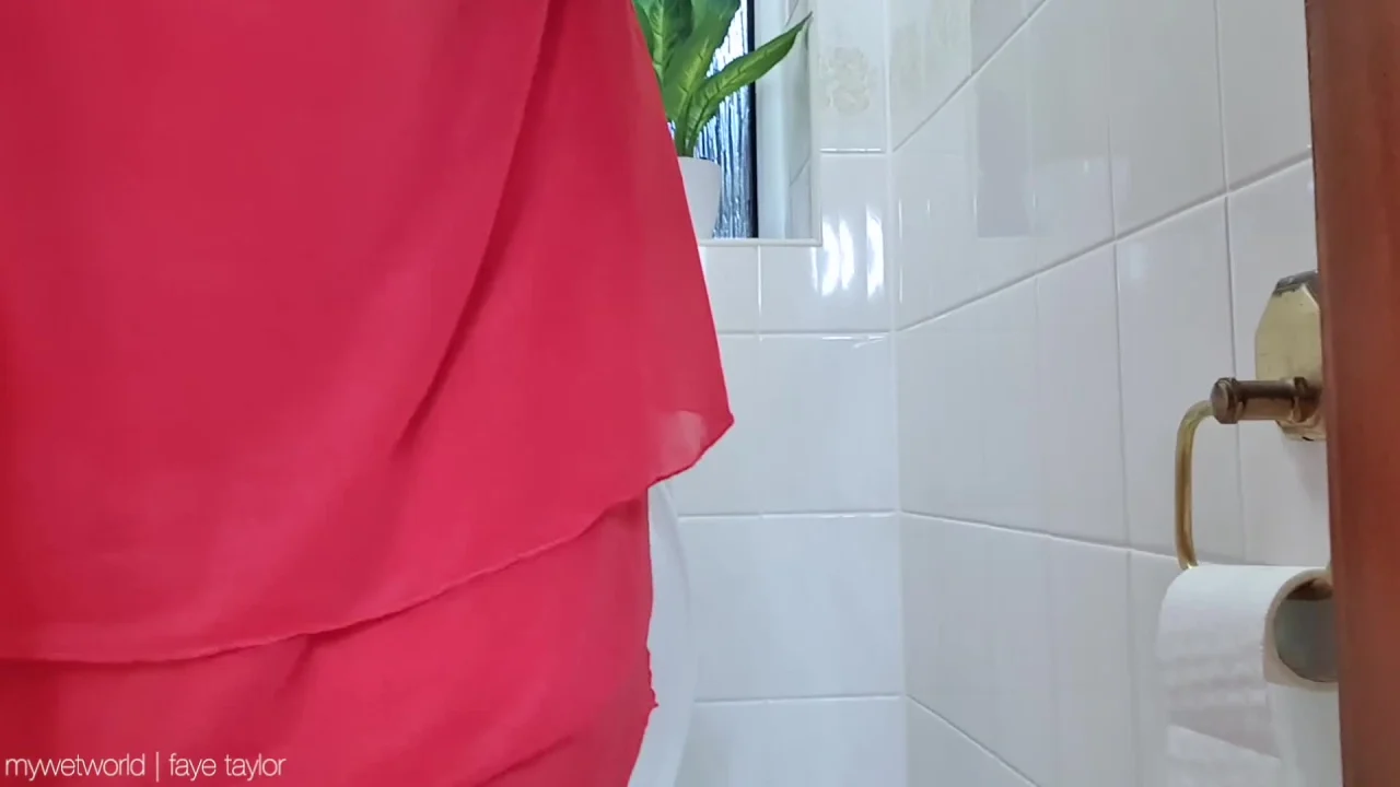 Faye Taylor – Open Leg Toilet Close Up Wetting Peeing