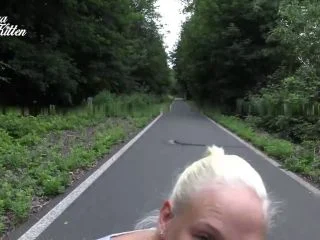 Lara – Mitten Auf Dem Radweg – PUBLIC PISS Beim Inline Skaten screenshot 6