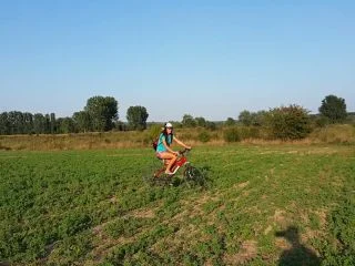 Dream4Angel – Public PEE On Farmers Field screenshot 1