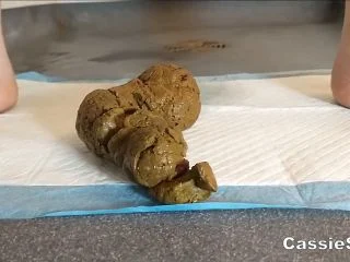 CassieScat – 3 Clips With Erotic Pooping And Pretty Feet screenshot 4