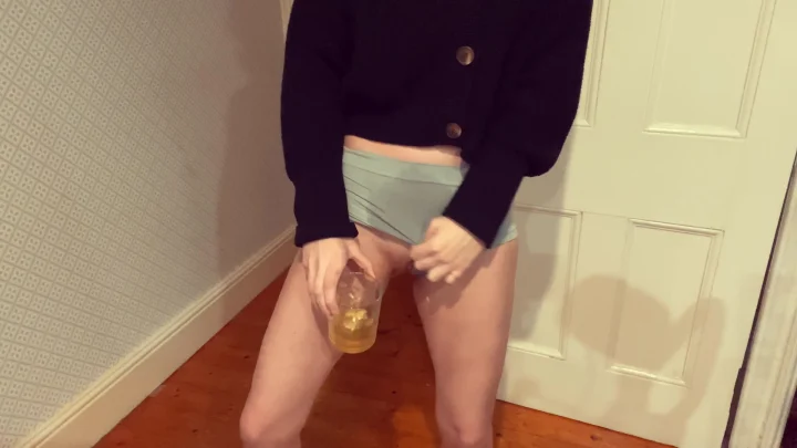 Peachypoppy – Pissing And Playing With My Pussy