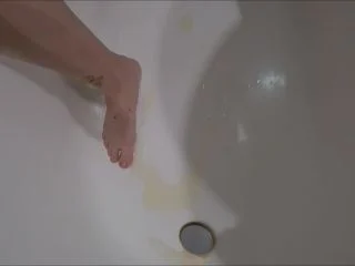 Marysweeeet – Pissing In The Bath 2 screenshot 4