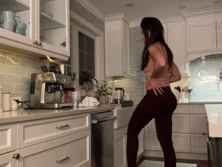 Tina Amazon – Washing Dishes screenshot 1