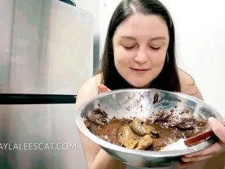 Layla Lee – Layla Bakes Scat Brownies screenshot 4