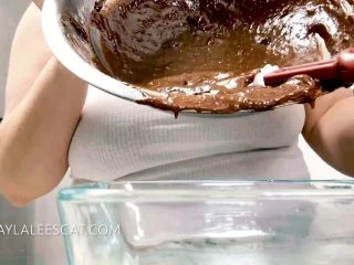 Layla Lee – Layla Bakes Scat Brownies screenshot 7