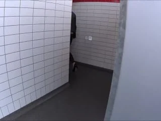 Skylabitch – Hngende Pisshocke Auf Herren WC screenshot 1