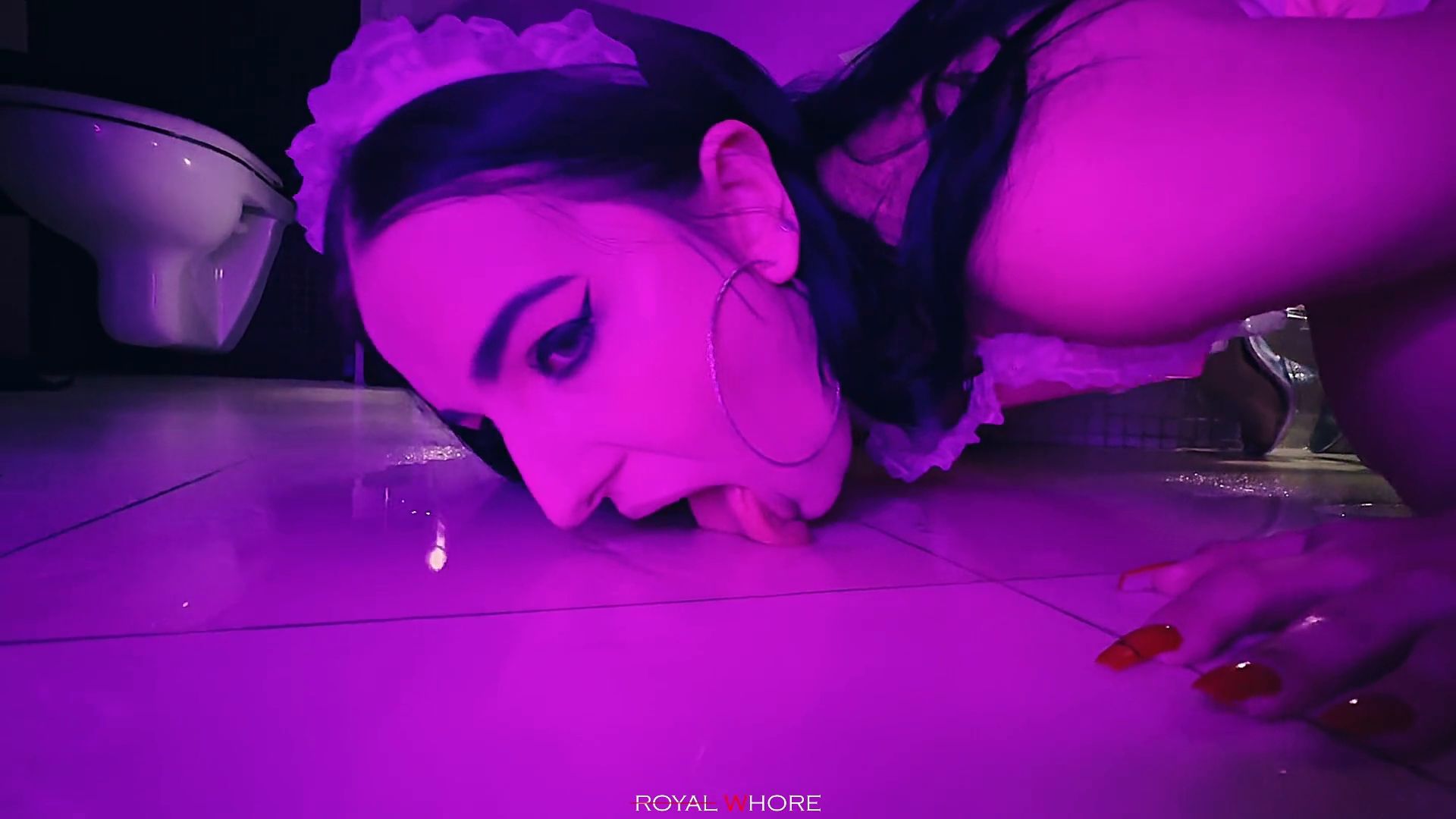 Luxury Housewife Suzie Sparklez Pees On The Floor And Wipes It With Her Tongue