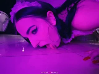 Luxury Housewife Suzie Sparklez Pees On The Floor And Wipes It With Her Tongue screenshot 5