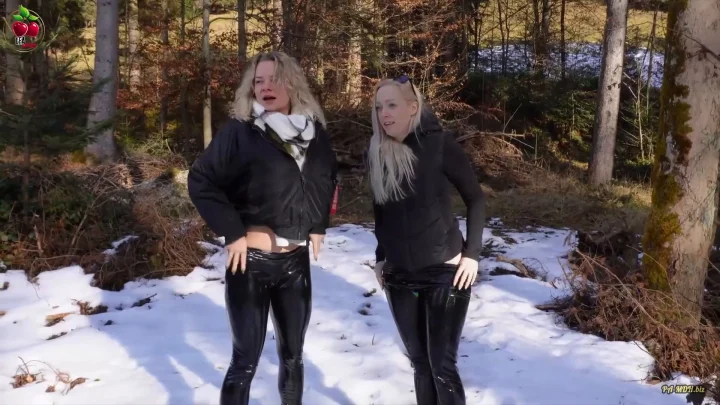 PUBLIC PISS IM SCHNEE Lack-Bitches On Tour – Leckst Du Uns Sauber
