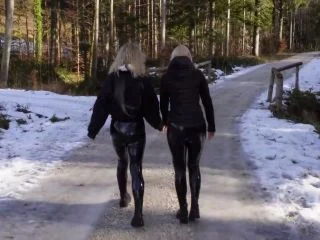 PUBLIC PISS IM SCHNEE Lack-Bitches On Tour – Leckst Du Uns Sauber screenshot 2