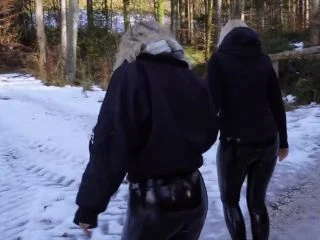 PUBLIC PISS IM SCHNEE Lack-Bitches On Tour – Leckst Du Uns Sauber screenshot 3