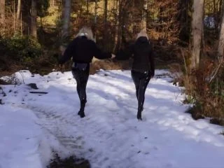 PUBLIC PISS IM SCHNEE Lack-Bitches On Tour – Leckst Du Uns Sauber screenshot 4