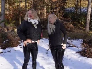 PUBLIC PISS IM SCHNEE Lack-Bitches On Tour – Leckst Du Uns Sauber screenshot 5