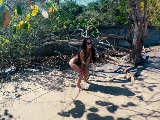 What You Didn T Expect To See On A Tropical Beach Peeing screenshot 5