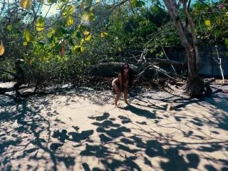 What You Didn T Expect To See On A Tropical Beach Peeing screenshot 6