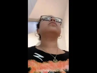 SofiaXXX – Pee Drinking In A Public Mall screenshot 1