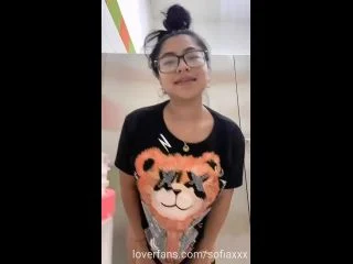 SofiaXXX – Pee Drinking In A Public Mall screenshot 5