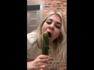 Misty Phoenix – Licking A Pooped Cucumber screenshot 3