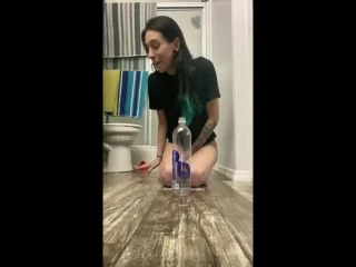 Liz Raw – Filling Up Bottle With Pee screenshot 4