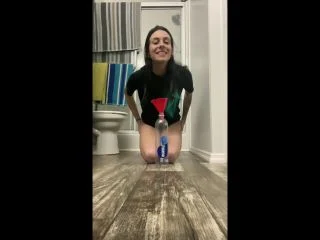 Liz Raw – Filling Up Bottle With Pee screenshot 5