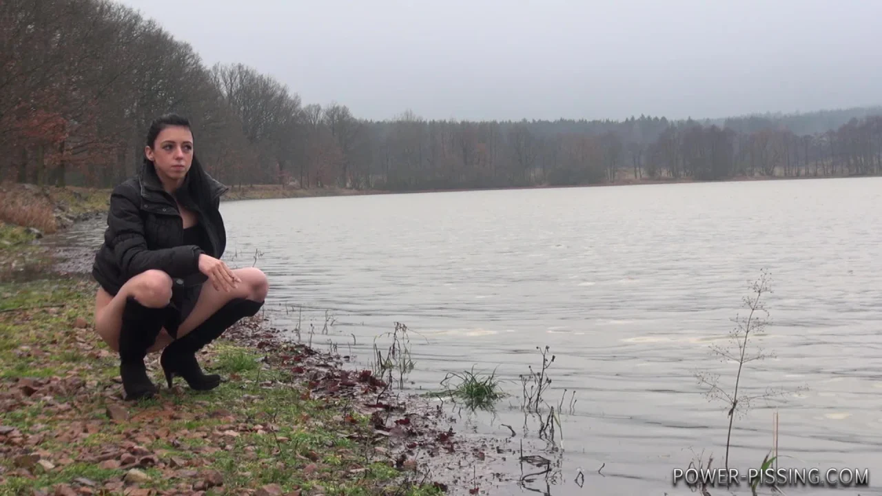Annie – Pissing Scene4