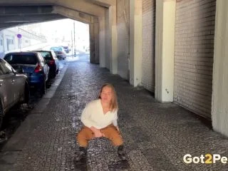 Steamy Public Pee screenshot 1