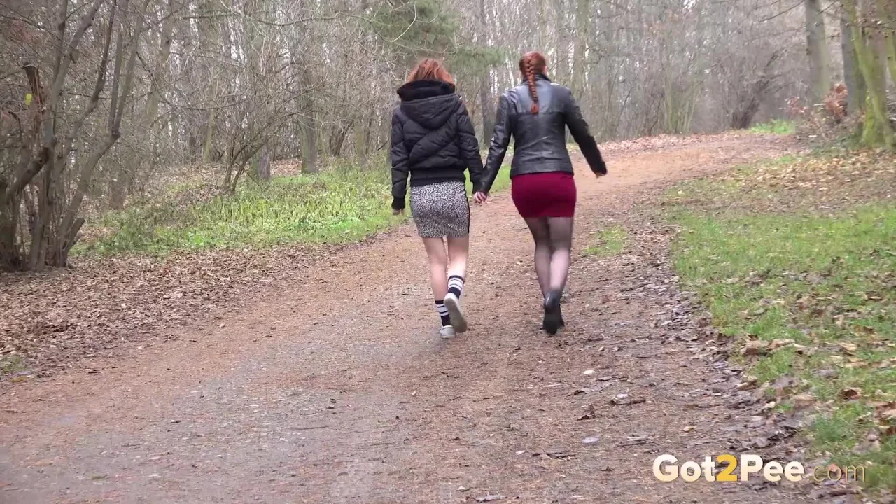 Duo Pissing 2 Girls Peeing Compilation