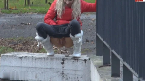 Teeny-Winnie18_-_PISSEN_IN_DER_STADTPARK_ABER_WO_REIN