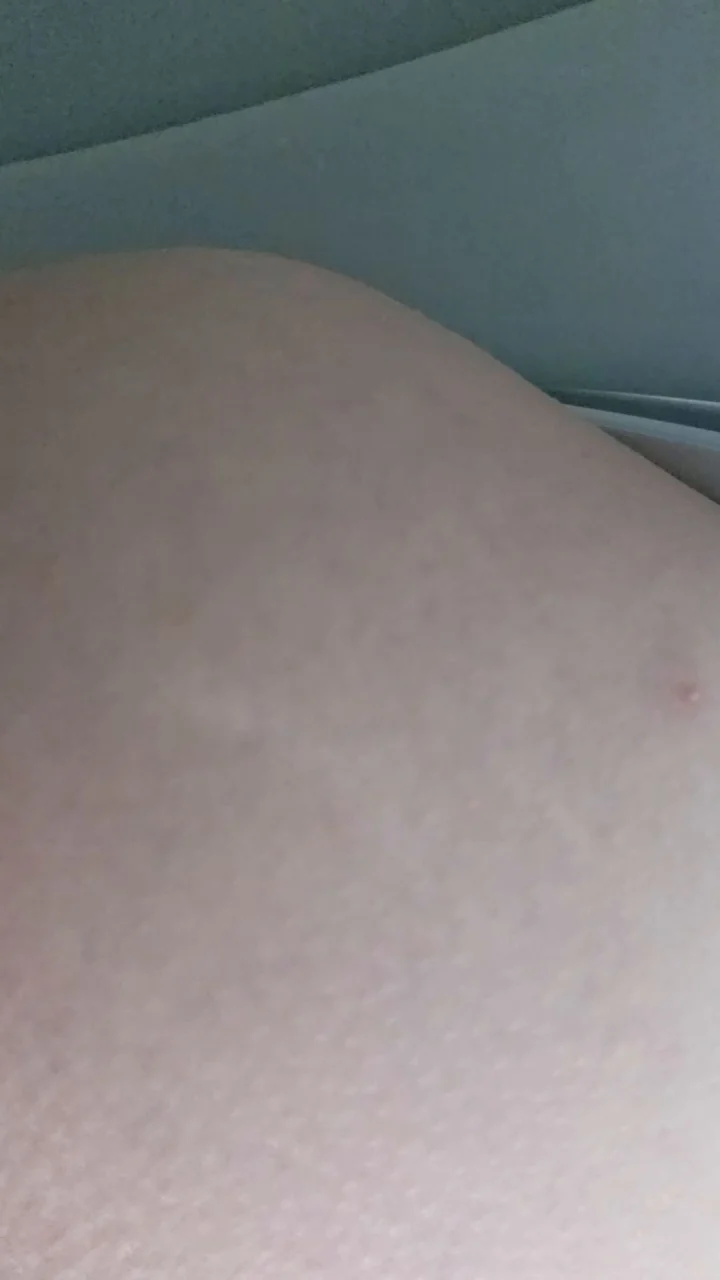 PolaPooping – Farts On The Toilet