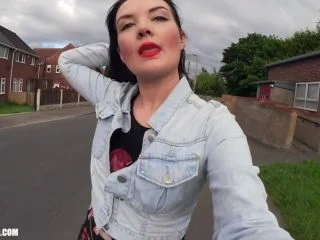 Faye Taylor – Outside Stroll screenshot 7