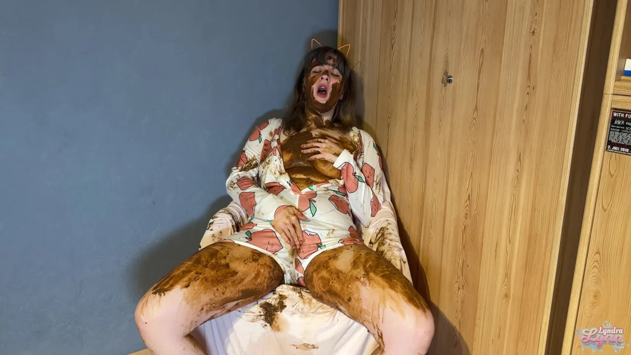 Lyndra Lynn – Brown Peaches Pooping My Jumpsuit