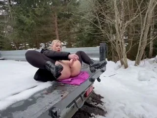 LaraBlond – Solo Squirting Im Schnee screenshot 6