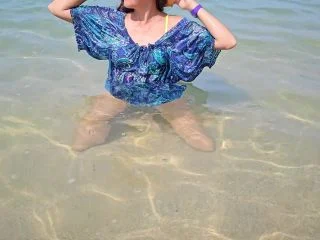 Panties Off N Close Up PEE On Public Beach screenshot 2