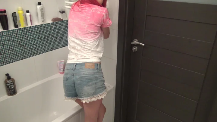 HotDirtyIvone – Im Holding Pee Too Long