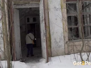 Looking In The Snow screenshot 1