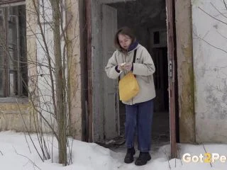 Looking In The Snow screenshot 2