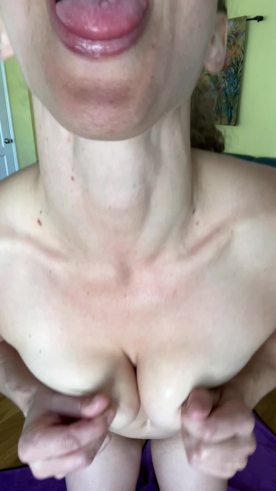 VibeWithMolly – THE Pissing Stripper Is Back