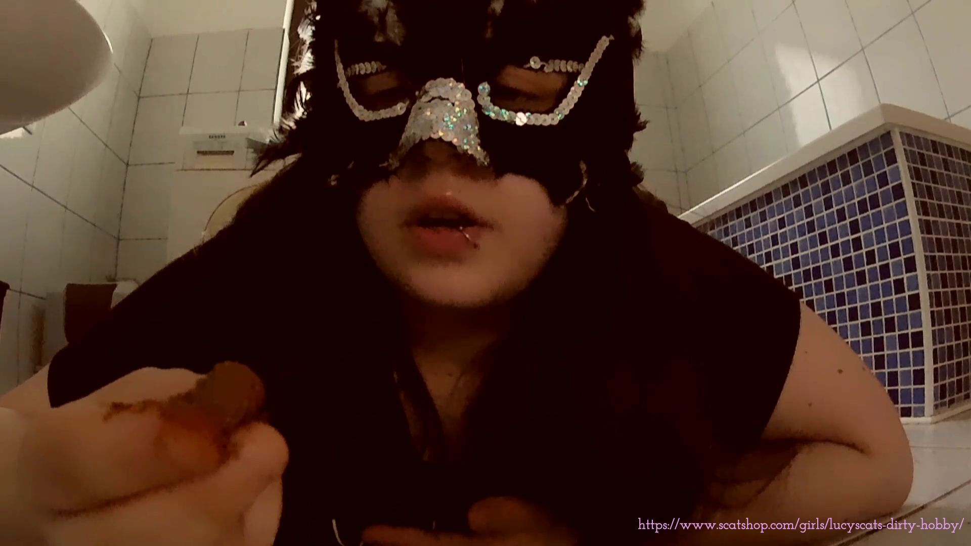 LucyScat – Tasting My Shit And Playing With It