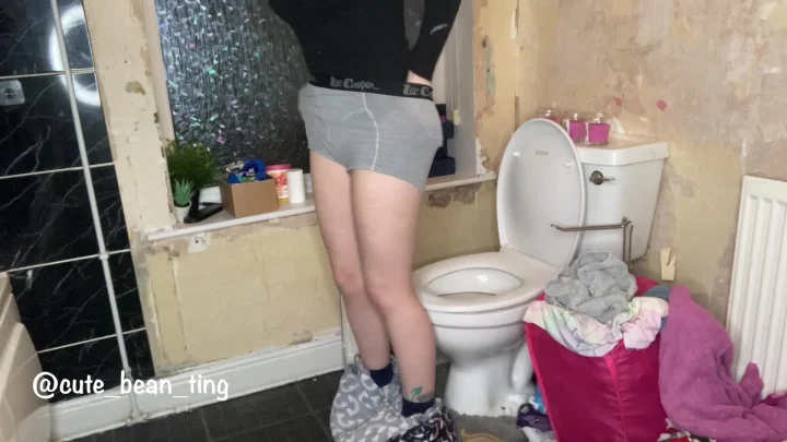 Cute Bean Ting – Toilet Voyeur