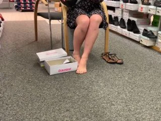 Sophie – Shop Shoes With The Extra Portion Of Pee screenshot 2