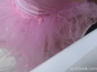 Siswet – Pissing In My Pink Ballerina Outfit screenshot 4