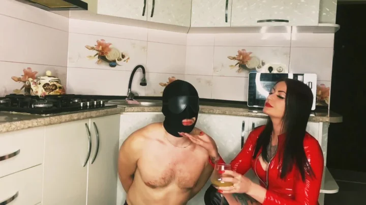 Pissing Dominatrix Nika Sings The Bottom With Her Juice In Slow Motion
